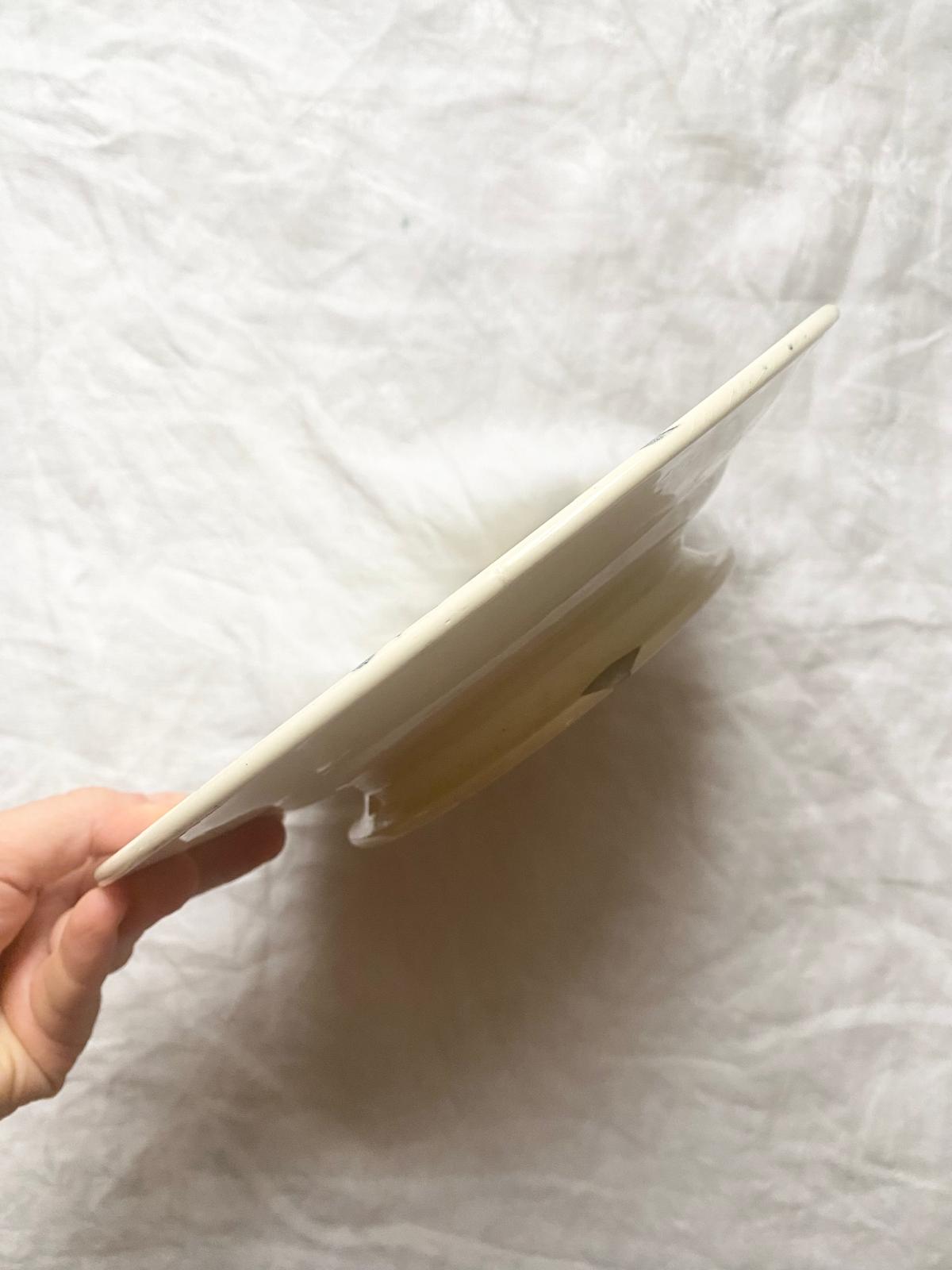 Assiette sur pied les Violettes Salins terre de fer