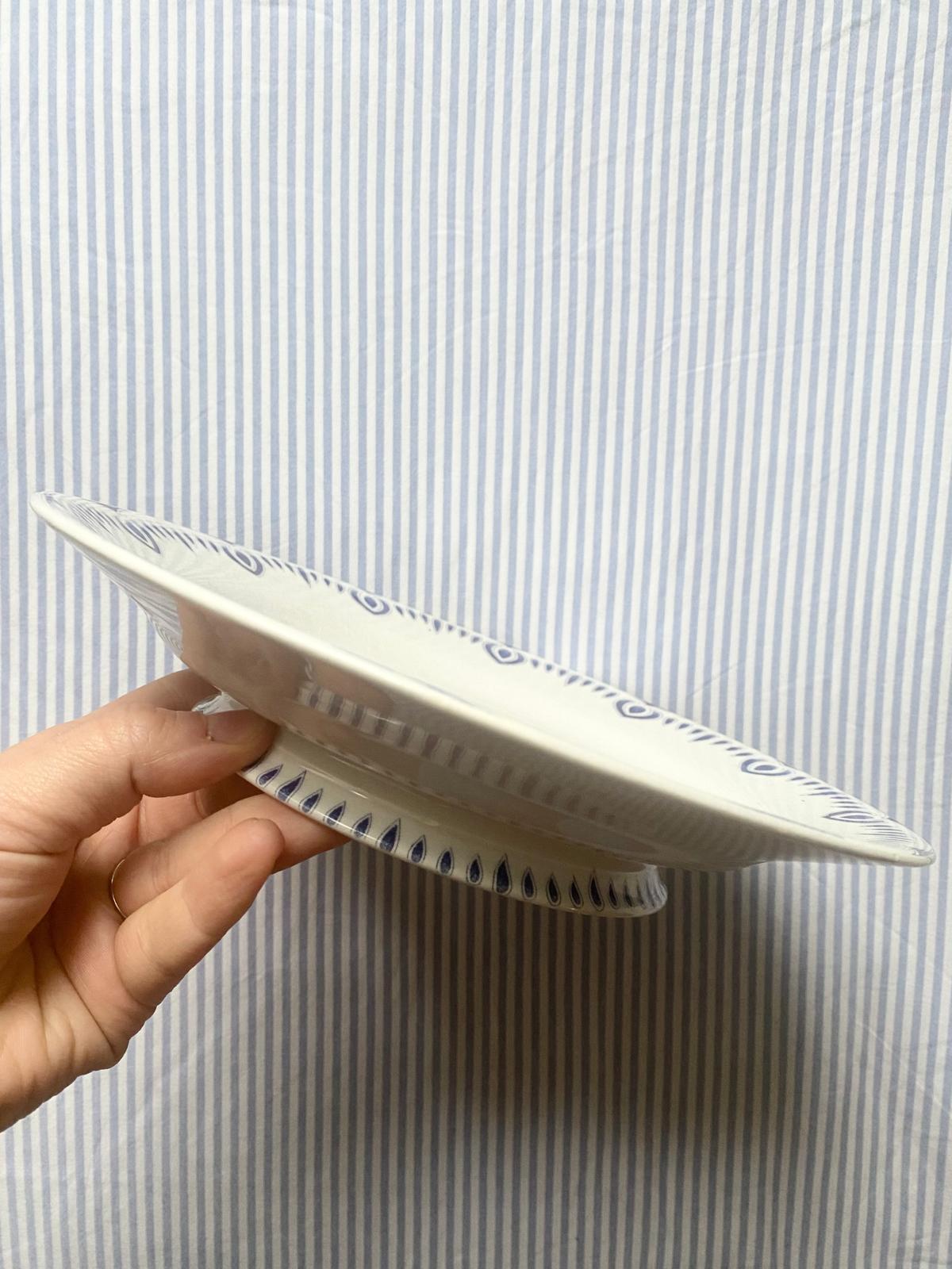 Assiette sur pied Smyrne terre de fer