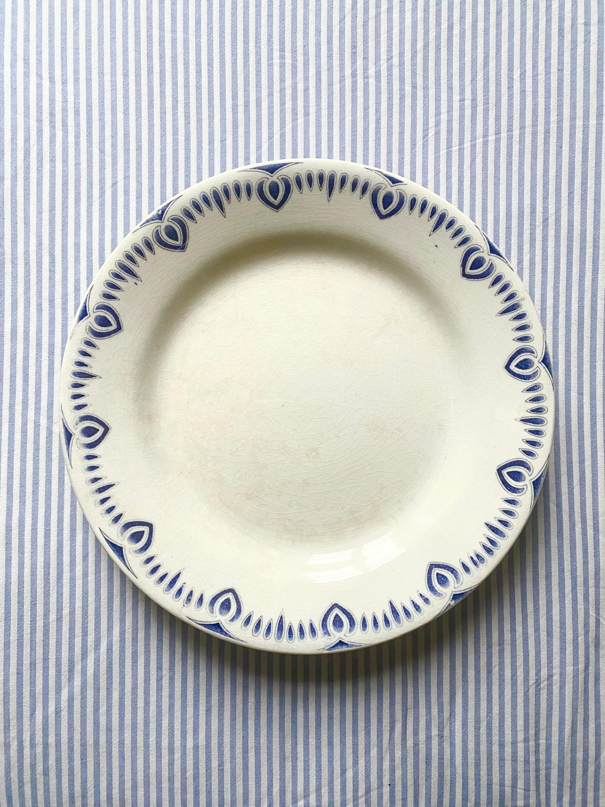 Assiette sur pied Smyrne terre de fer