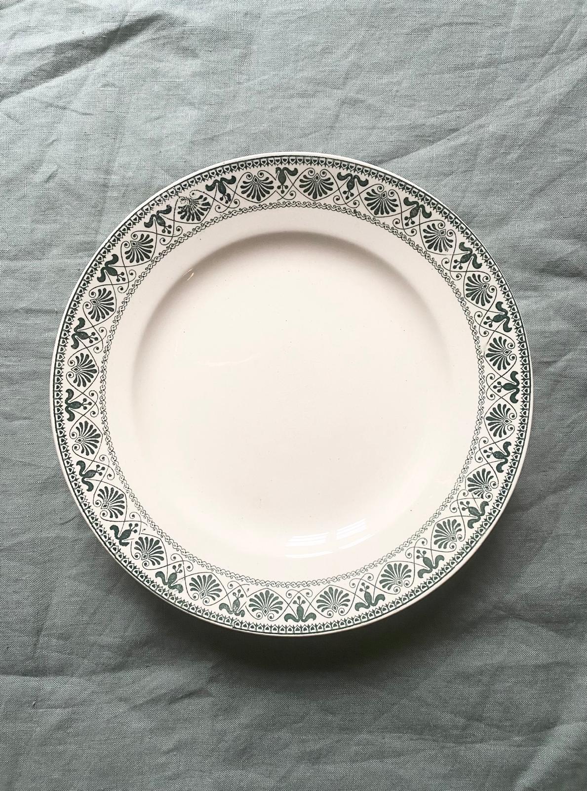 Assiette sur pied en terre de fer verte