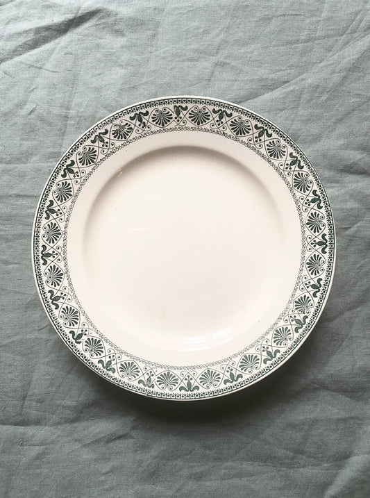 Assiette sur pied en terre de fer verte