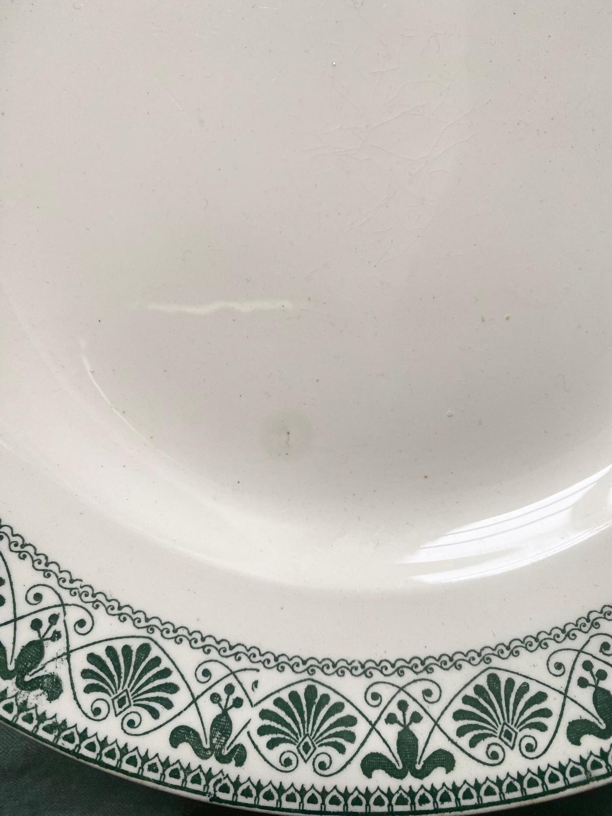 Assiette sur pied en terre de fer verte