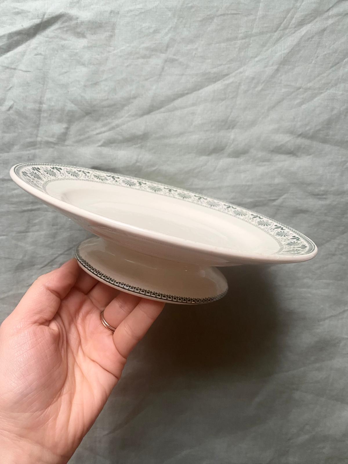 Assiette sur pied en terre de fer verte
