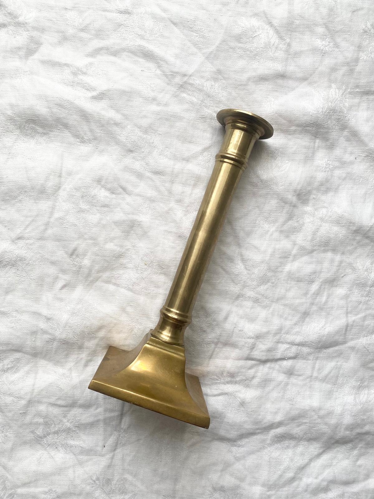 Bougeoir en laiton à base carrée