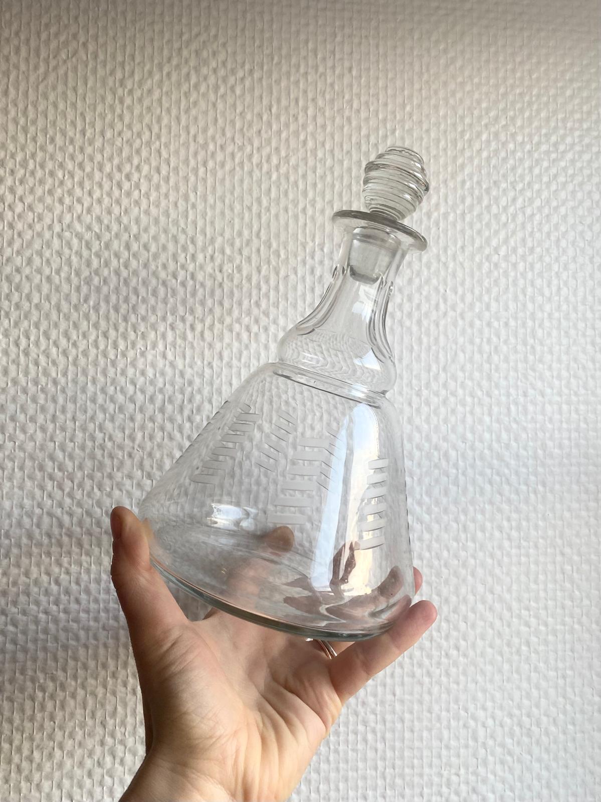 Carafe en verre ciselé