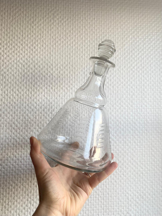 Carafe en verre ciselé