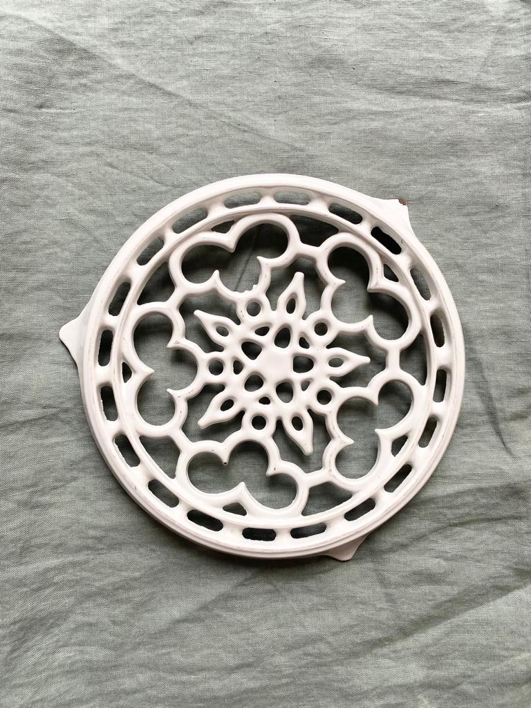 Dessous plat vintage Invicta en fonte blanche fabrication française - Arts de la table Dessous plat vintage Invicta en fonte blanche fabrication française - Arts de la table