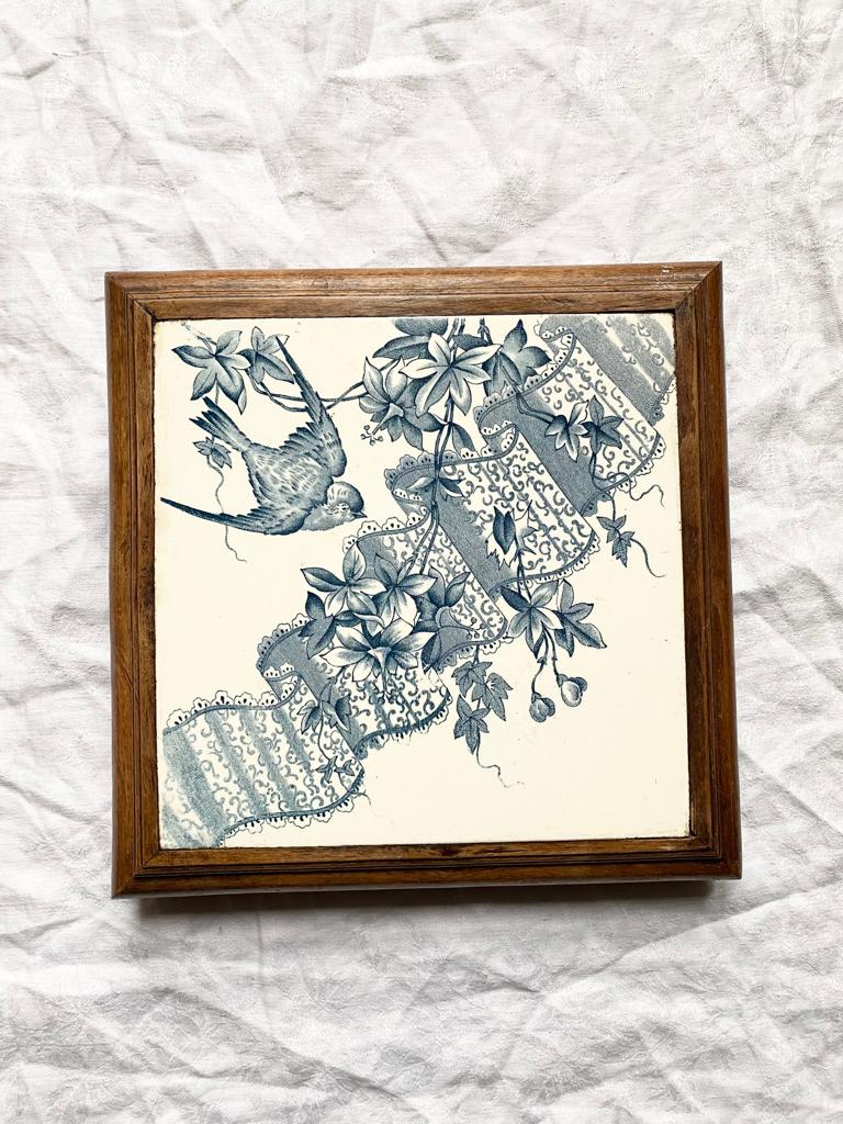 Dessous de plat en terre de fer rouge Oiseaux | Assiettes anciennes Dessous de plat en terre de fer rouge Oiseaux | Assiettes anciennes
