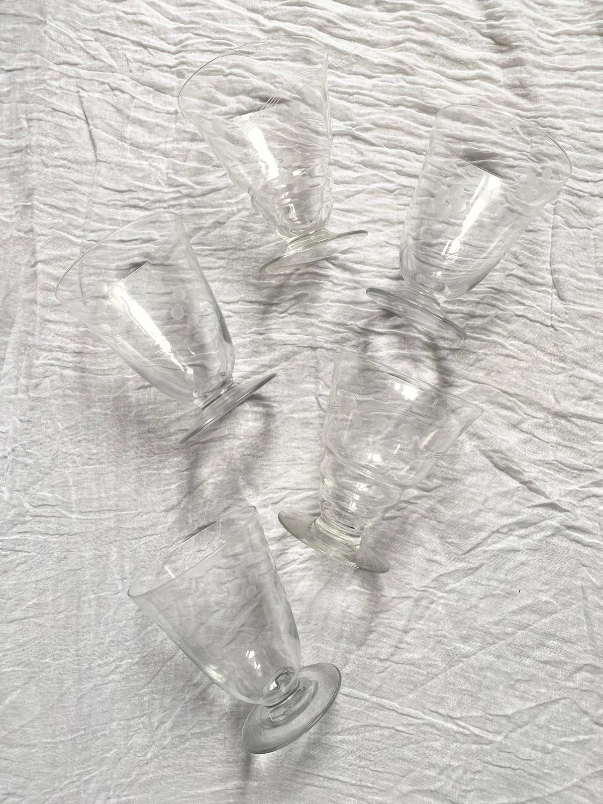 Lot de 5 verres à pied gravés