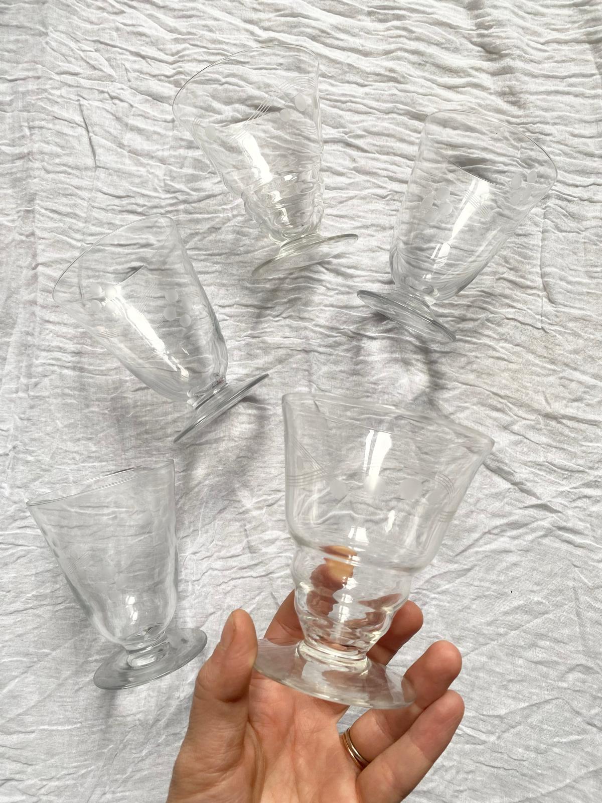 Lot de 5 verres à pied gravés