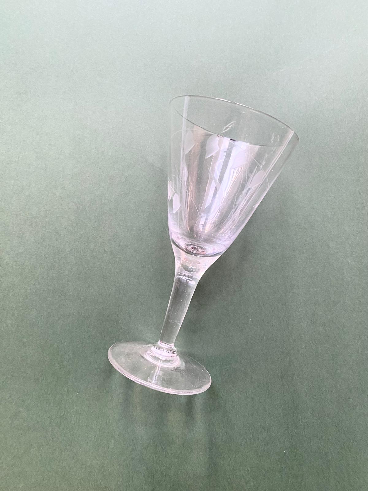Petit verre à pied en verre gravé à décor de Clochettes