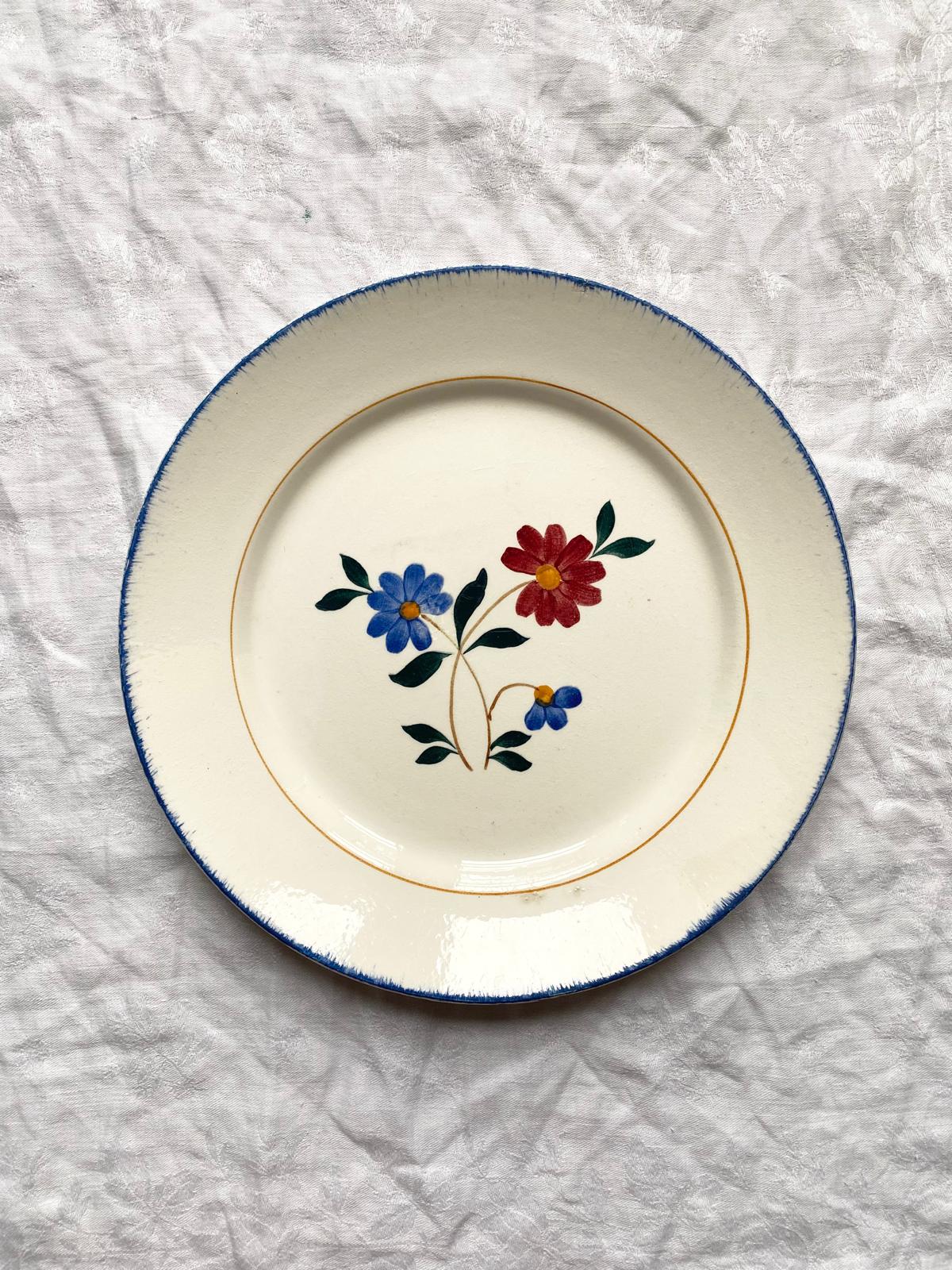 Plat peint à la main fleurs bleues et rouges Céranord