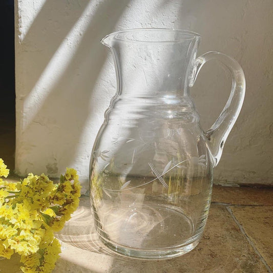 Pichet vintage en verre gravé
