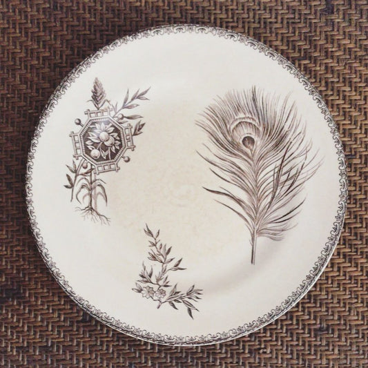 Assiette terre de fer décor plume de paon