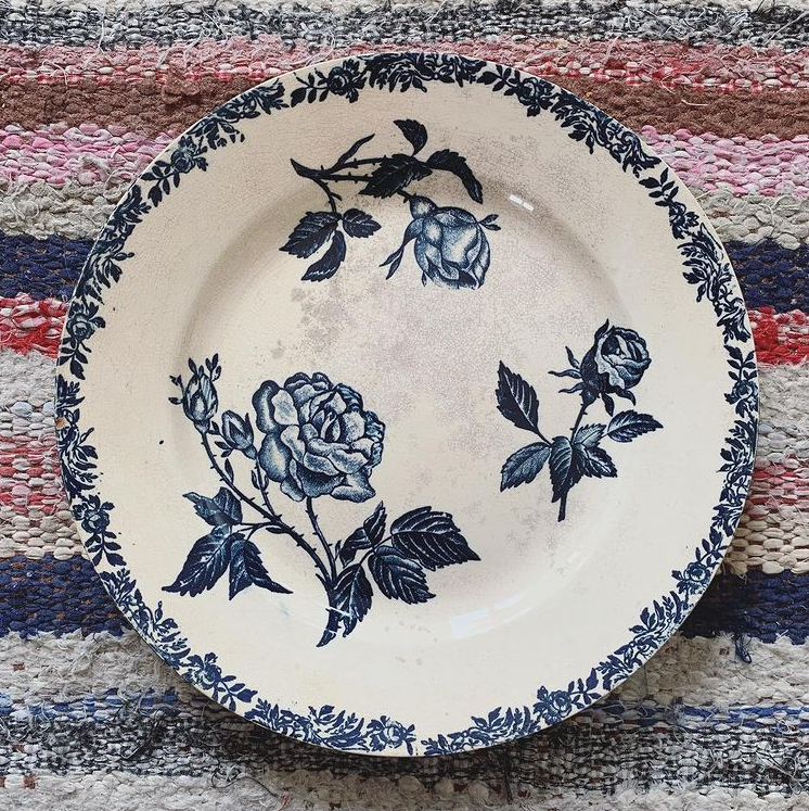 Assiette plate terre de fer motif roses bleues