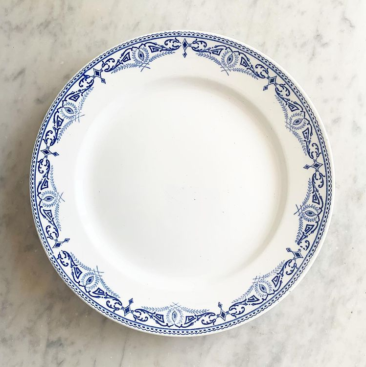 Assiette plate terre de fer bleue modèle Massena Boch Frères la Louvière