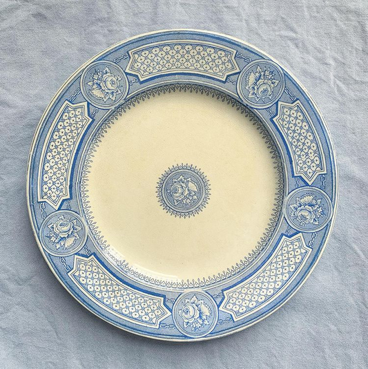 Assiettes plates terre de fer décor de roses bleues