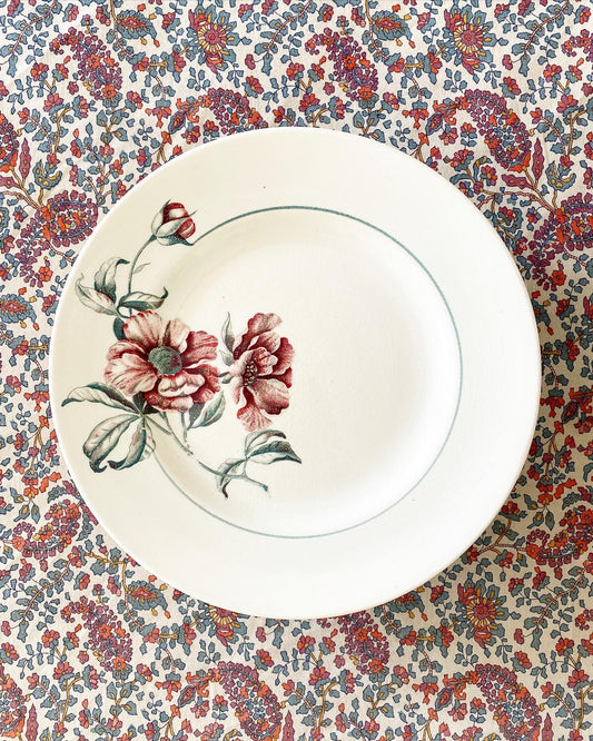 Assiette sur pied en terre de fer polychrome Simone St Amand