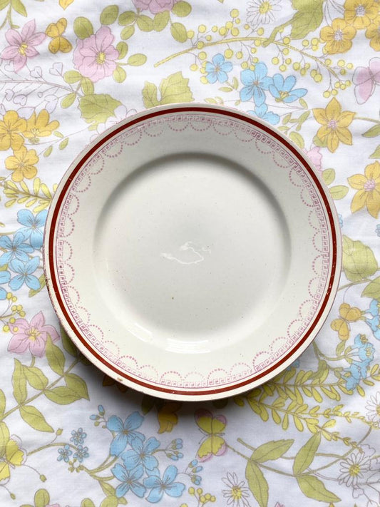Assiette sur pied terre de fer rose et rouge