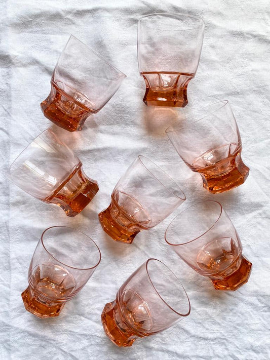 Lot de 8 gobelets vintage en verre rose orangé