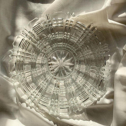 Grand plat en verre moulé ciselé