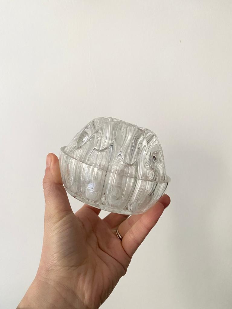 Pique-fleurs - Vase en verre trou avec coupelle en étain vintage Pique-fleurs - Vase en verre trou avec coupelle en étain vintage