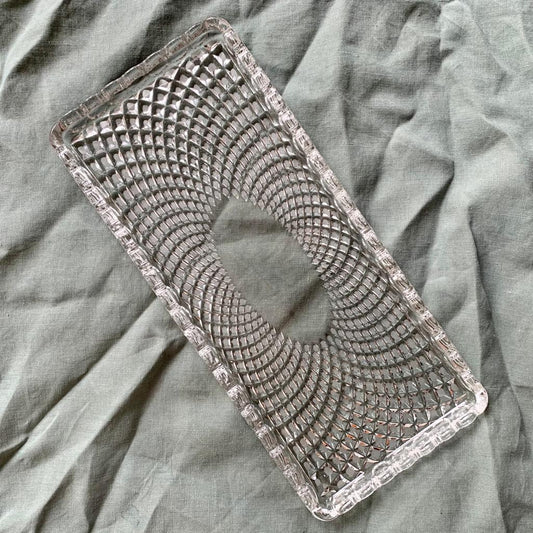 Plat à cake en verre ciselé
