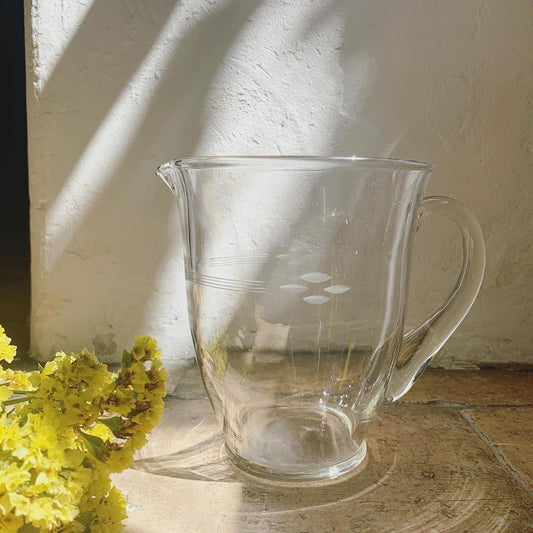 Pichet vintage en verre gravé